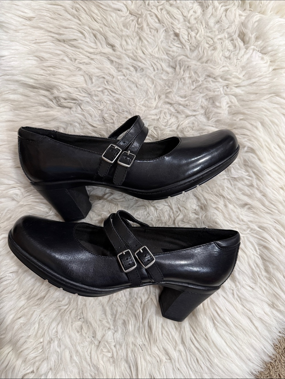 Clarks Honorable Bendables Black
Leather Mary Jane Double-Strap Heels Size 8.5